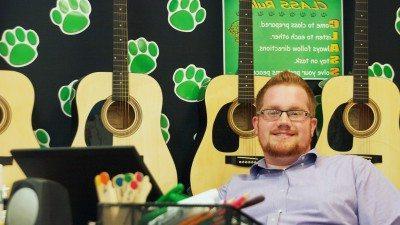 澳门新葡京博彩的校友乔丹·伯克斯是奥本代尔中心小学的音乐老师.